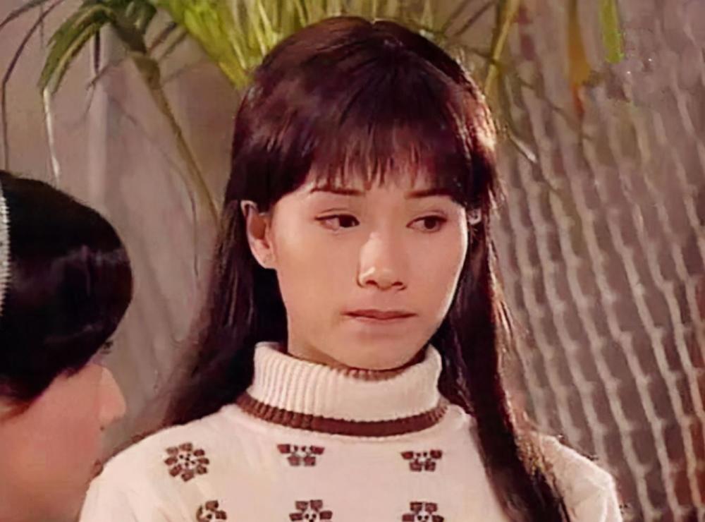 《难兄难弟》,张可颐在其中饰演陈宝珠一角,也凭借陈宝珠获得"千禧年