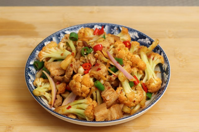 炒花菜要不要先"焯水",酒店大厨教你家常做法,爽脆入味又简单