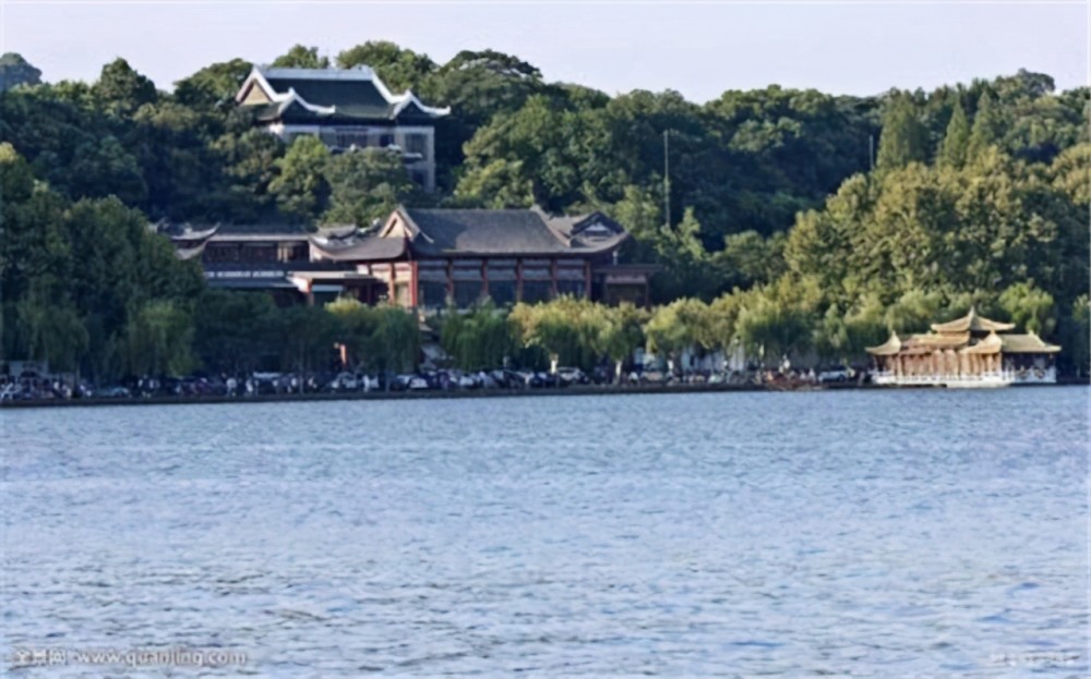 为何有人提议课本删除山外青山楼外楼不允许玷污西湖