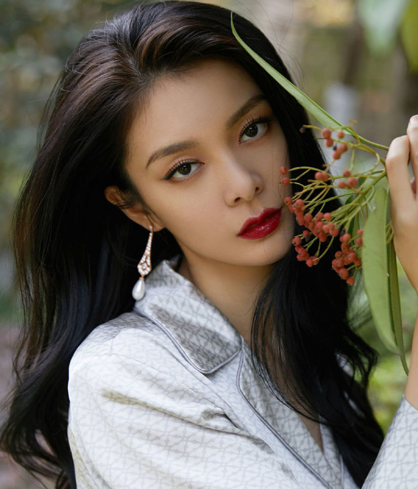 港风美女!傅菁一头长卷发优雅大气 穿白色西服套装复古干练_腾讯新闻