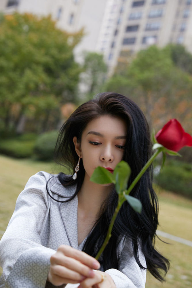 港风美女!傅菁一头长卷发优雅大气 穿白色西服套装复古干练_腾讯新闻