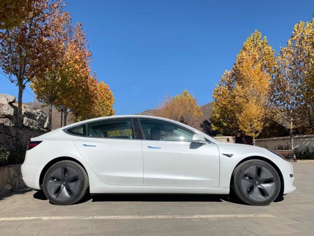 测评特斯拉model 3长续航版:电动车与燃油车必有一战