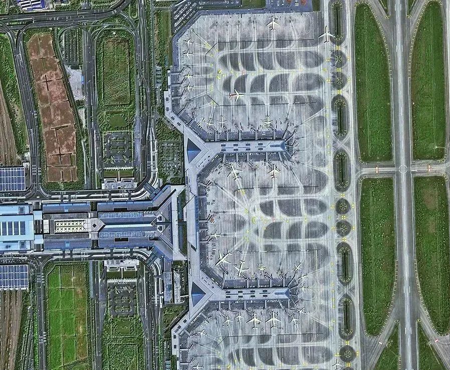 高分二号卫星拍摄的上海虹桥机场影像雄关漫道真如铁,而今迈步从头越