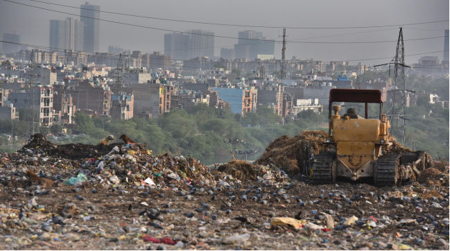 唯一没有垃圾桶的首都垃圾山堆到17层楼高不会砸到人吗