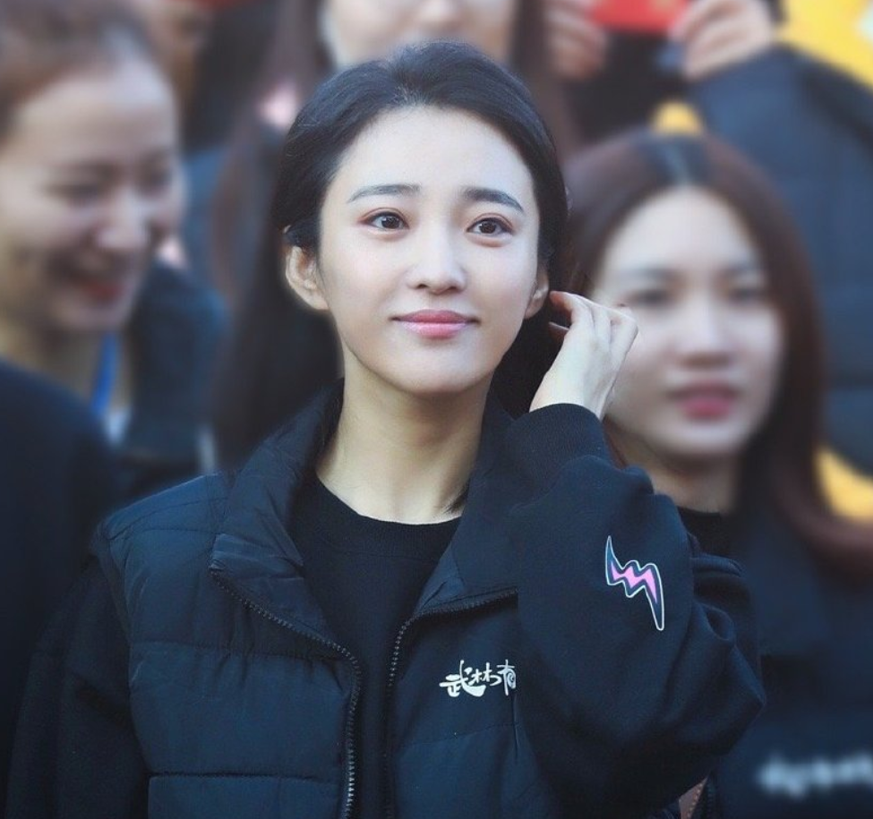 张欣颜是中演喜剧学院毕业的,是2009年的本科生,可以说是科班出身了