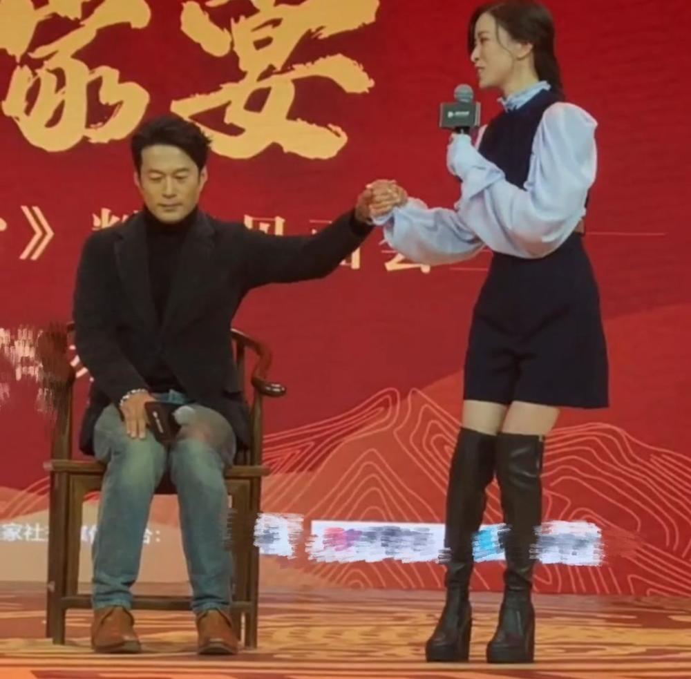 45岁佘诗曼强抱大3岁谭凯太霸气将对方弄懵