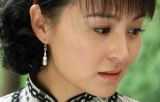 事实上,她从17岁开始拍摄,第一次成为主角出演电视剧《花季雨季》