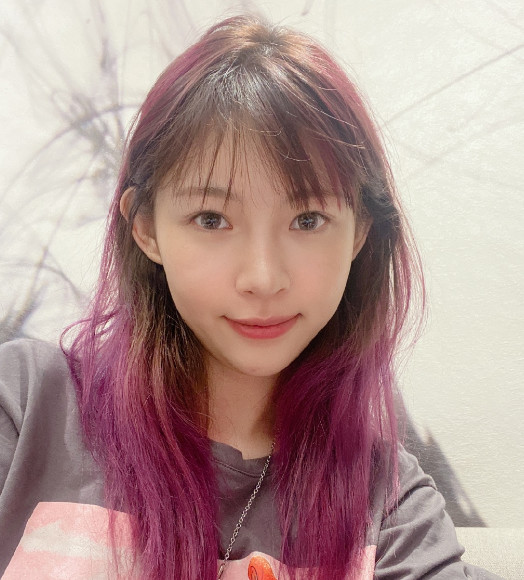 果然,岁月是最狠的杀手,仅仅23岁的痞幼看起来却跟