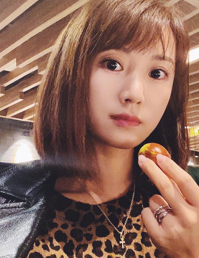 李念虽然发型很清纯,但穿得真有心机,豹纹搭配破洞裤挺野的