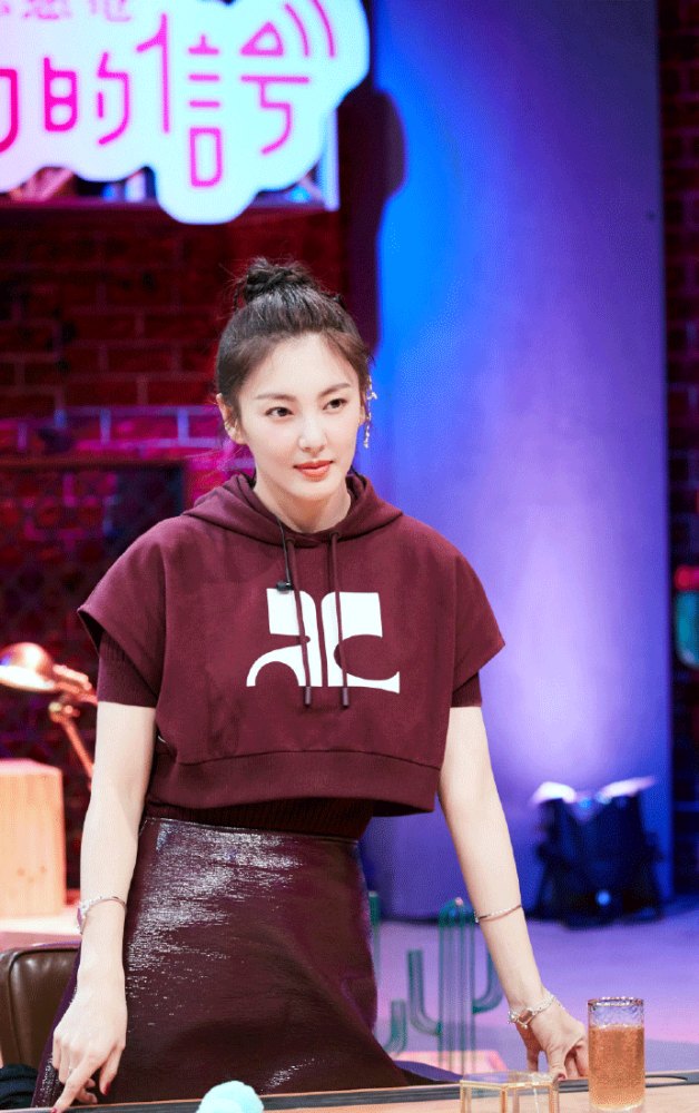 张雨绮又秀身材,穿蓝色抹胸裙勒出巴掌腰,看着不像生过两娃