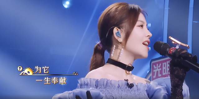 冯提莫|冯提莫演唱《光辉岁月》惊艳世人，却不料她的半肩晚礼服更吸睛