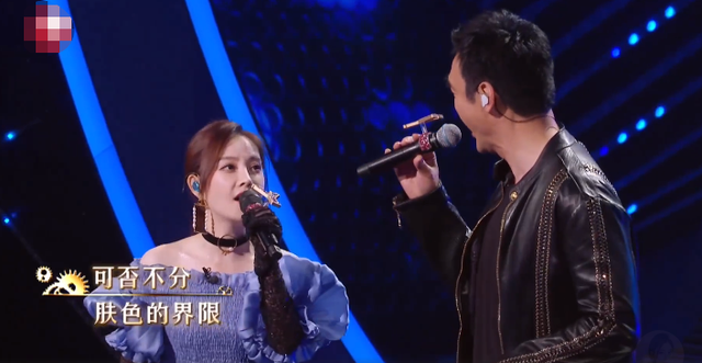 冯提莫|冯提莫演唱《光辉岁月》惊艳世人，却不料她的半肩晚礼服更吸睛