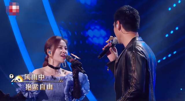 冯提莫|冯提莫演唱《光辉岁月》惊艳世人，却不料她的半肩晚礼服更吸睛