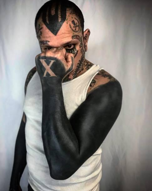 美国男子花费65万人民币疯狂纹身,浑身上下疯狂覆盖_腾讯新闻