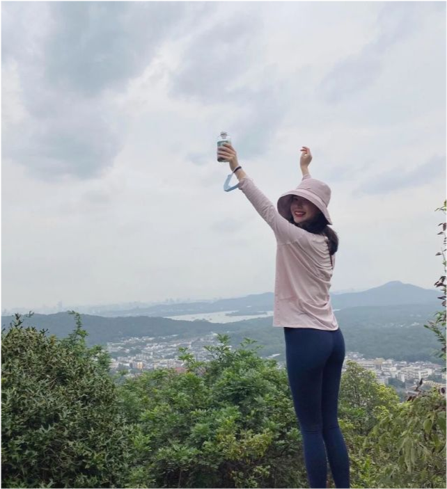 董花花|董花花带女儿体验农场生活，半跪陪女儿赏花 画面温馨