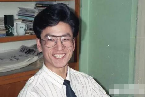 悲凉白岩松8岁丧父被自杀被骂拒天价死守央视也有难言之隐