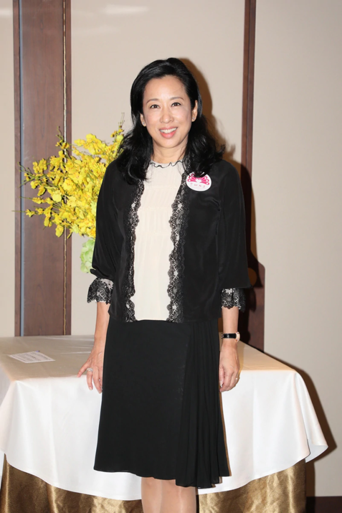 朱玲玲逛街被拍,62岁还穿粉色衣服装嫩,挎着老公好恩爱!