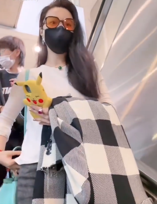 范冰冰|范冰冰被造谣怀孕，她现身机场脱外套秀蛮腰，力证自身清白