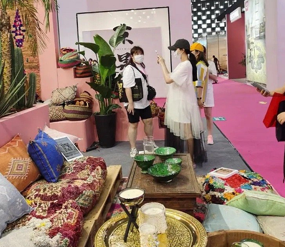 范冰冰|范冰冰被造谣怀孕，她现身机场脱外套秀蛮腰，力证自身清白