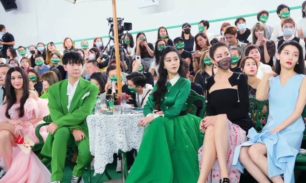 范冰冰|范冰冰被造谣怀孕，她现身机场脱外套秀蛮腰，力证自身清白