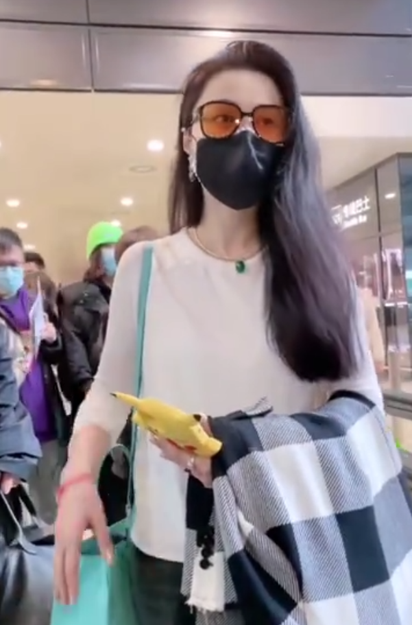 范冰冰|范冰冰被造谣怀孕，她现身机场脱外套秀蛮腰，力证自身清白