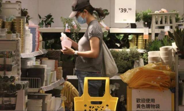 宣萱|最佳收视荧幕情侣！宣萱晒与欧阳震华合照，引网友猜测有新作品