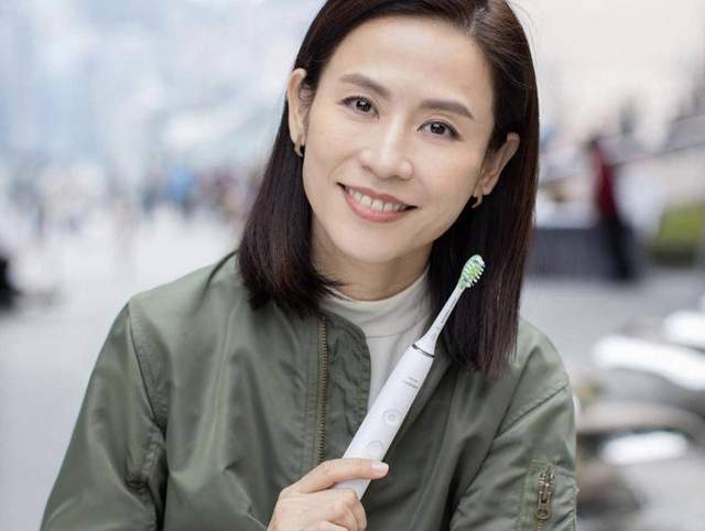 宣萱|最佳收视荧幕情侣！宣萱晒与欧阳震华合照，引网友猜测有新作品