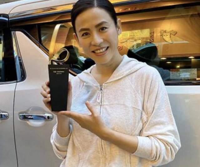 宣萱|最佳收视荧幕情侣！宣萱晒与欧阳震华合照，引网友猜测有新作品