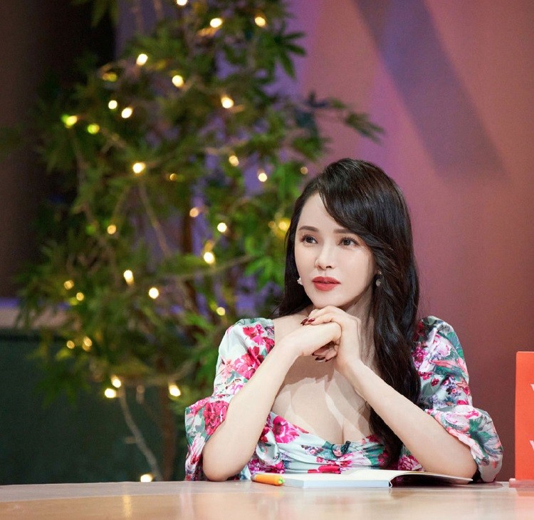 伊能静|伊能静购买的900件商品到货了？看她录制节目时，快递多得要用推车