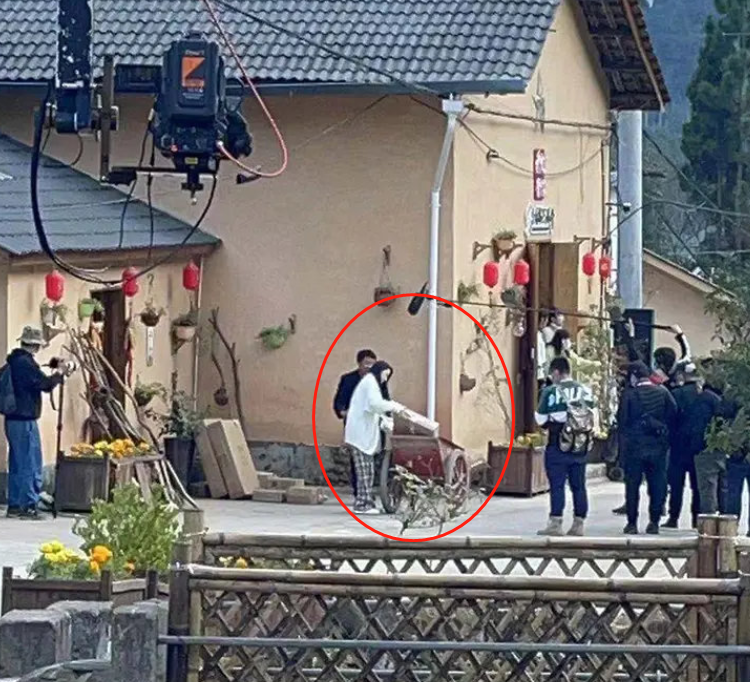 伊能静|伊能静购买的900件商品到货了？看她录制节目时，快递多得要用推车