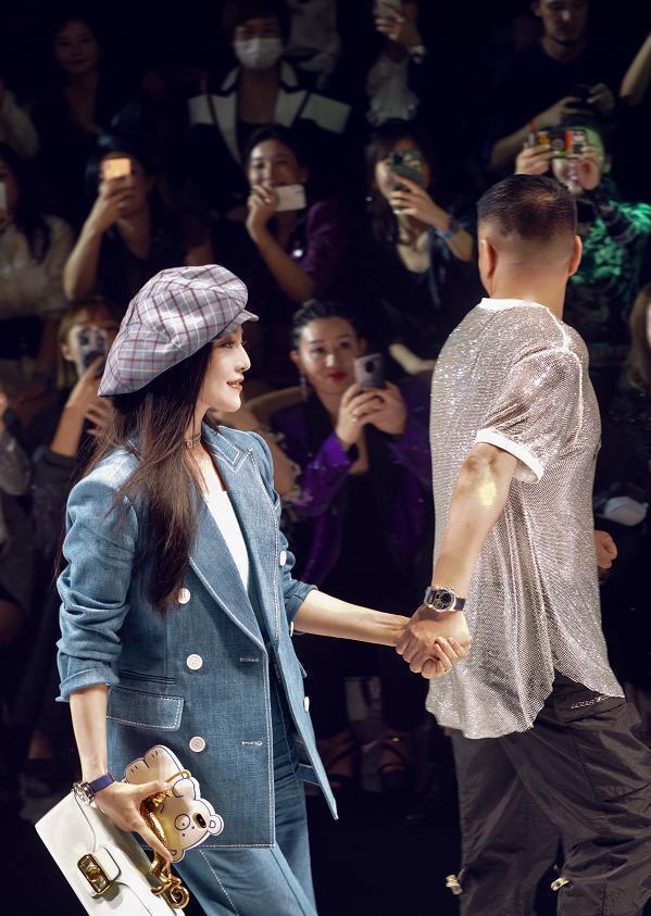 范冰冰|范冰冰被造谣怀孕，她现身机场脱外套秀蛮腰，力证自身清白