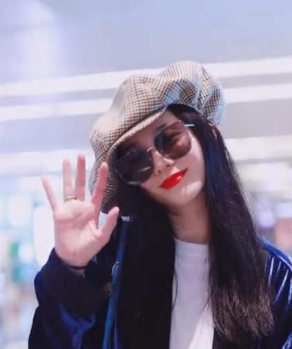 范冰冰|范冰冰被造谣怀孕，她现身机场脱外套秀蛮腰，力证自身清白