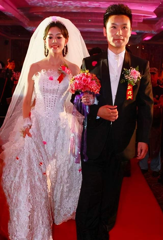 刘和刚|刘和刚罕曝近况，曾拜师蒋大为登12次春晚，现娶小10岁娇妻太幸福