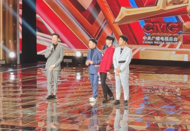 我要上春晚|《我要上春晚》首场主持人敲定，嘉宾团队星味足，抢走主持风头