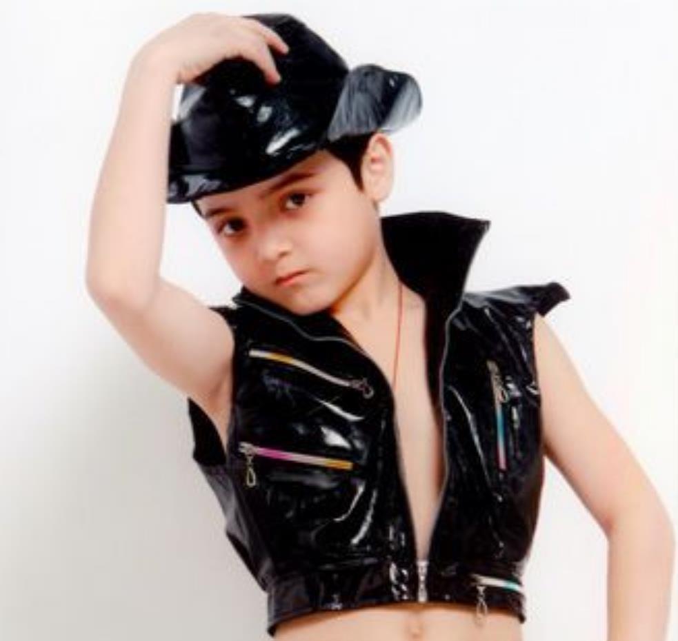 阿尔法堪称"轮回式"长大,曾经脱发被嘲丑,如今帅回了男主脸!_腾讯新闻