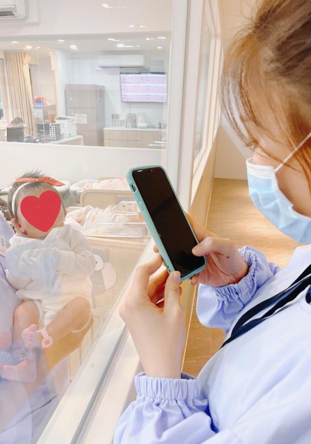 陈乔恩|陈乔恩探望安以轩二胎女儿，透露宝宝颜值超高，甚至比亲妈还美