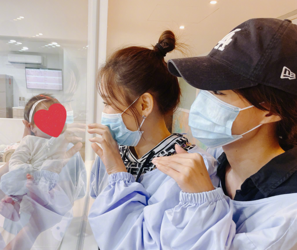 陈乔恩|陈乔恩探望安以轩二胎女儿，透露宝宝颜值超高，甚至比亲妈还美