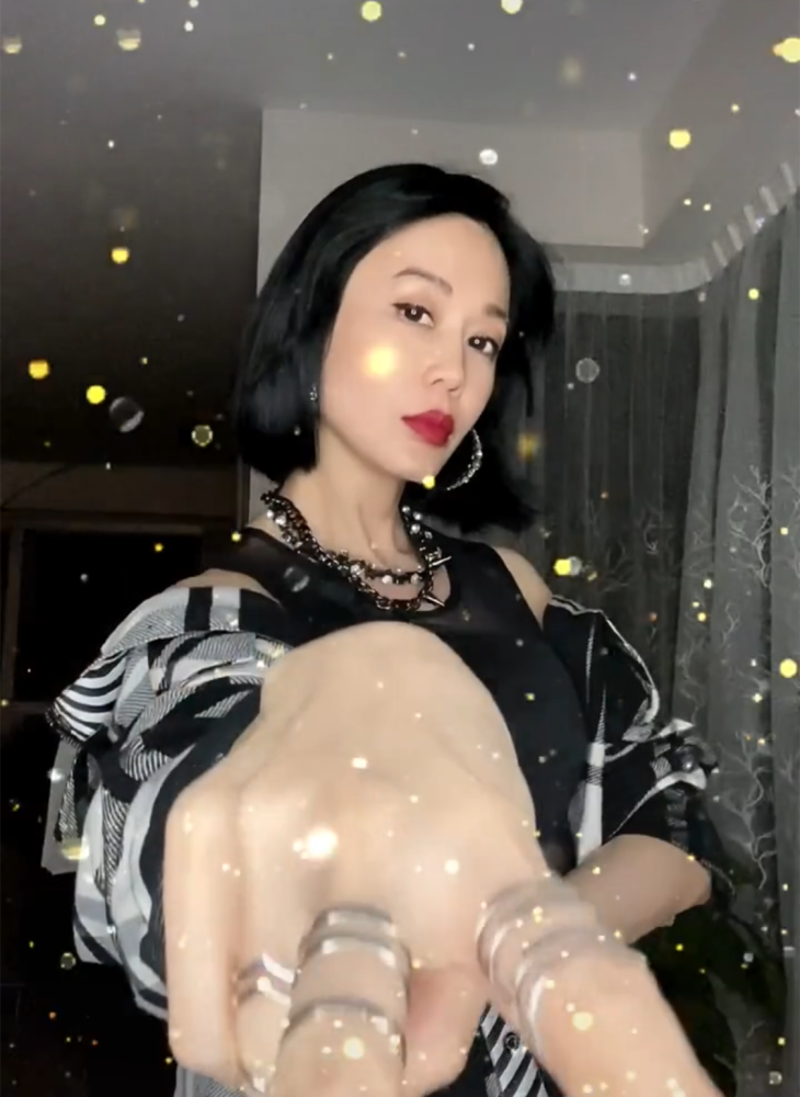 孙佳君|周星驰前任孙佳君近照，46岁仍显娇媚，曾斥资近一亿无贷款买豪宅