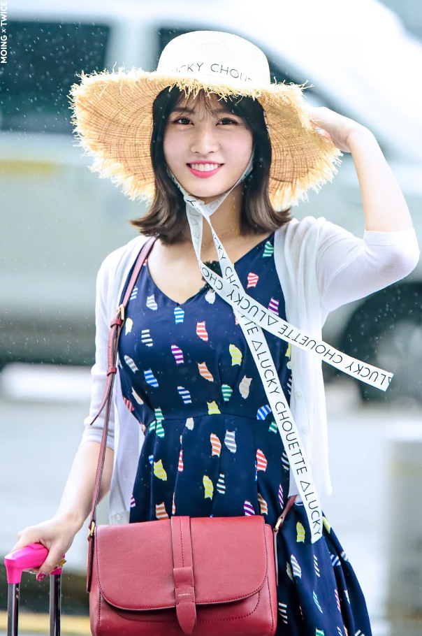开朗女孩twice Momo 的12张机场穿搭照 青春的气息 Momo 穿搭 时尚 休闲西装 上衣 服装