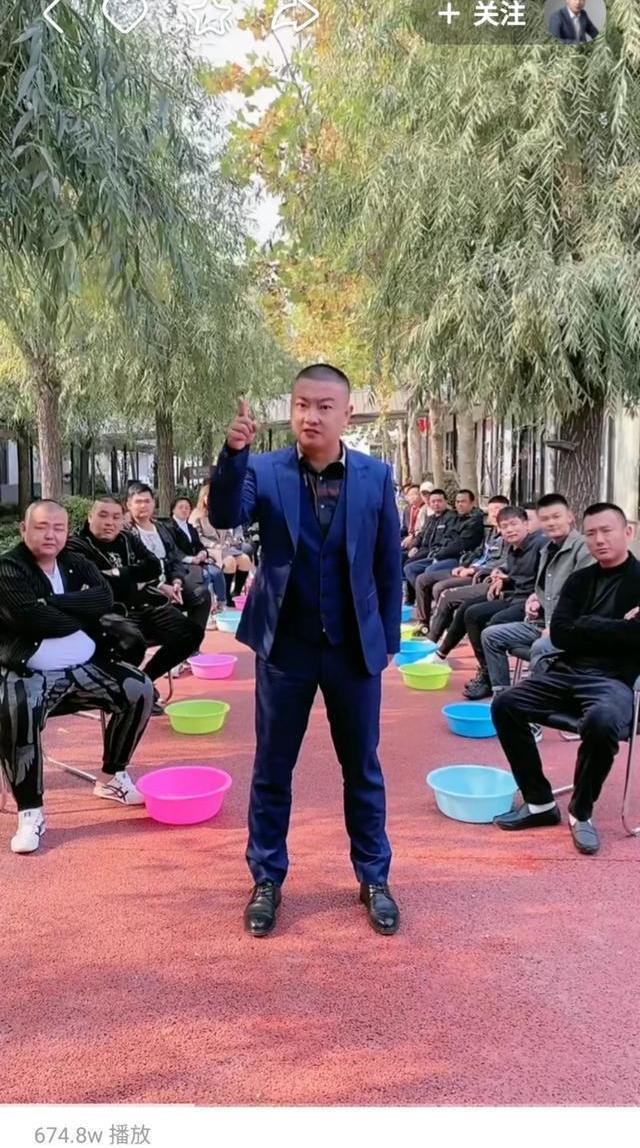 小沈龙这次丢大了与网红马洪涛pk失败竟让老婆当众给人家洗脚