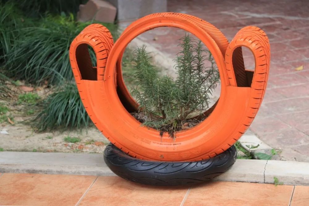 "马雪花说,小区从居民手上回收了一批轮胎,在共建单位的帮助之下,有的