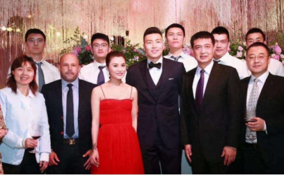人生赢家李根不同球队拿冠军生涯赚了7千万妻子超级白富美