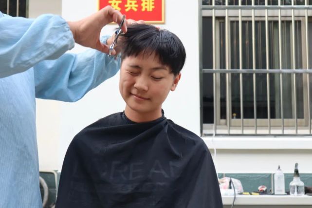 剪头发初见石子妤是在女兵排▲石子妤(左)与何竞杰(右)听听他们对这个