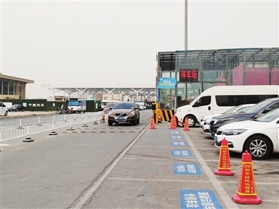 银川火车站东广场南侧停车场.