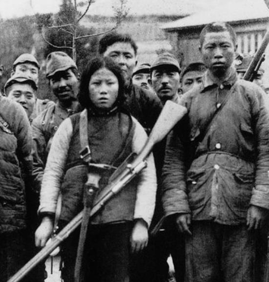 抗日战争老照片战士休战期间打篮球被俘虏的女战士毫无畏惧