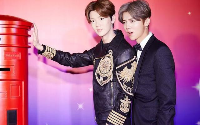 女粉对杨洋蜡像"下手",鹿晗蜡像被亲掉色,网友:简直太疯狂了