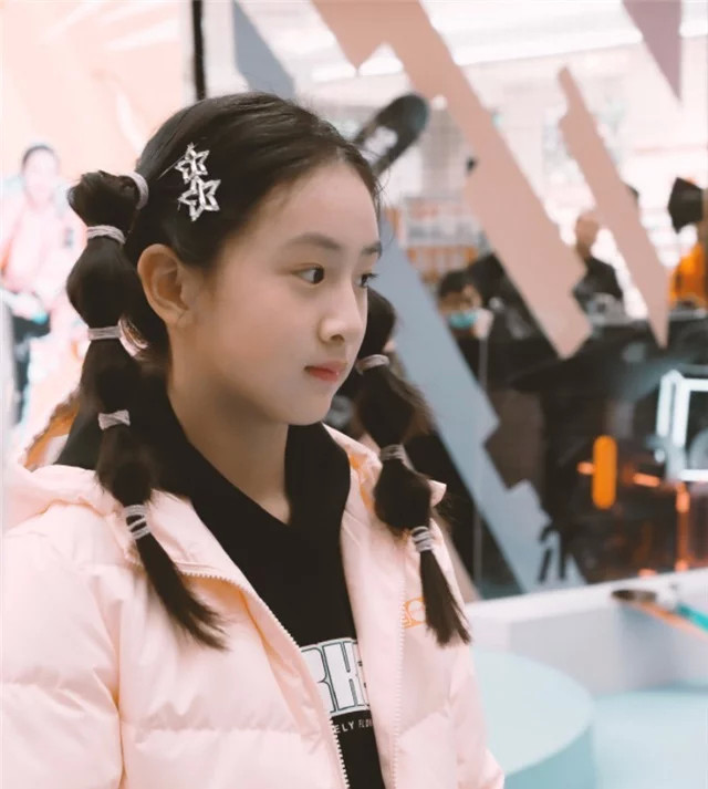 "风一样的女子"森碟长大了,双马尾出席活动,是亭亭玉立大姑娘