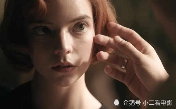 安雅·泰勒-乔伊anya17岁被星探发掘,发掘她的星探曾经发掘过超模kate