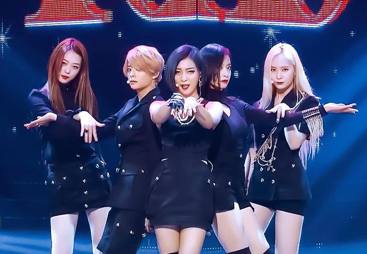 最近《创造营2021》的"情怀牌"就没有停止过,首先是请到了前一线女团f