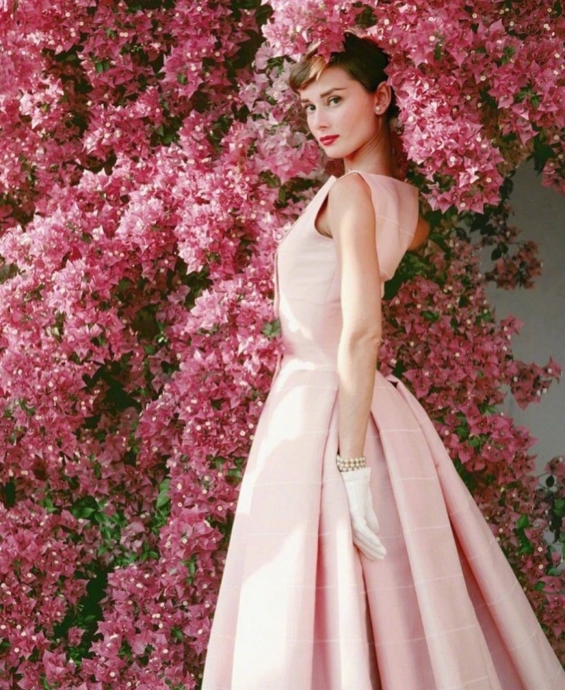 赫本穿搭永不过时樱花粉长裙减龄甜美完全没有庸俗感